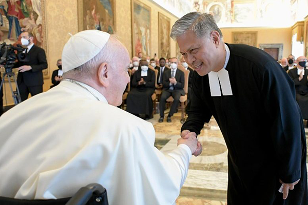 Br. Armin Luistro, FSC, HON ’04, meeting Pope Francis.
