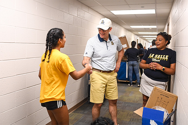 President Dan Allen greeting students at Move-In. 