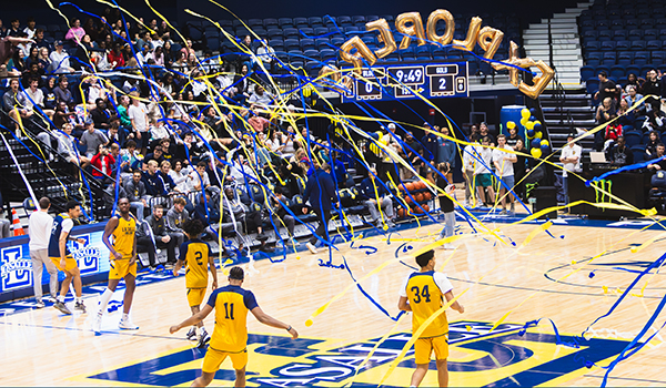 Image of the men's basketball team during a game. 