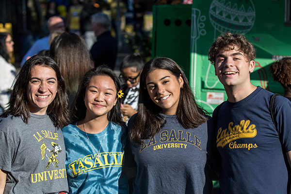 Students gathered in a group at Homecoming.